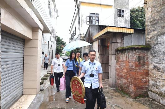 5.台风雨后，赶到被告人家中.jpg